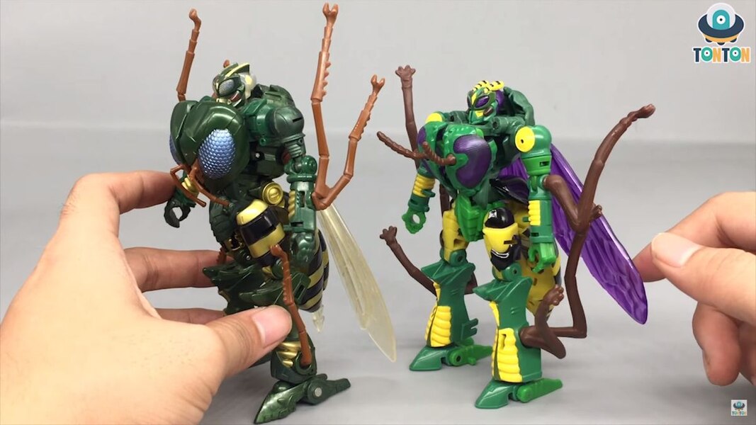 Transformers Kingdom Deluxe Class Waspinator  (20 of 38)